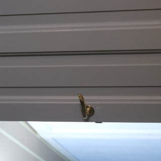 Spegeldörr med mässingshandtag